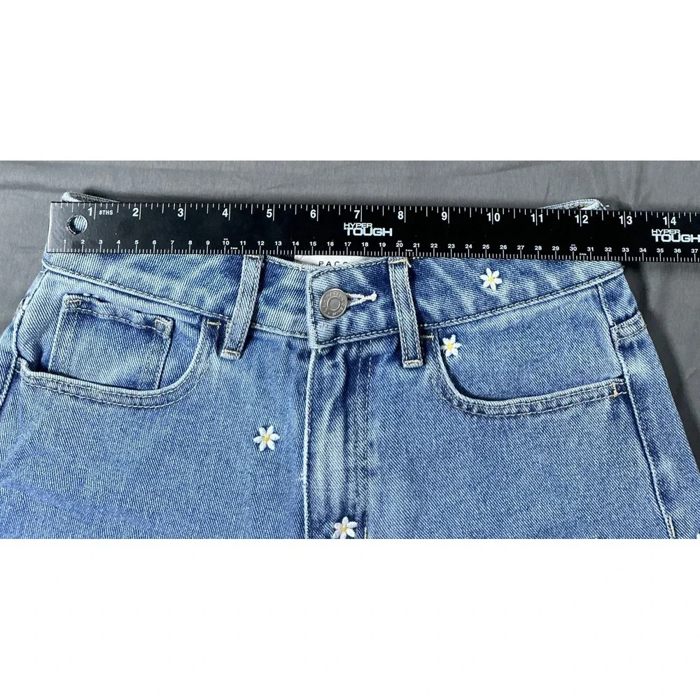 PacSun Daisy Embroidered Mom Shorts High Waisted Medium Wash Denim Size 24 US 0